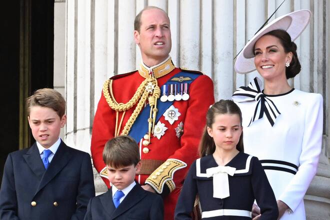 Die ganze Familie auf dem Balkon des Buckingham Palastes: Prinz William und Prinzessin Kate mit ihren Kindern Prinz George (l.), Prinz Louis und Prinzessin Charlotte.