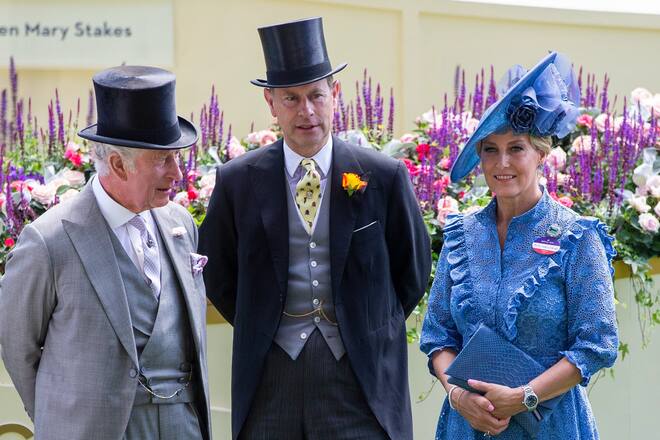 König Charles (l.), Prinz Edward und Herzogin Sophie in ihren Ascot-Outfits.