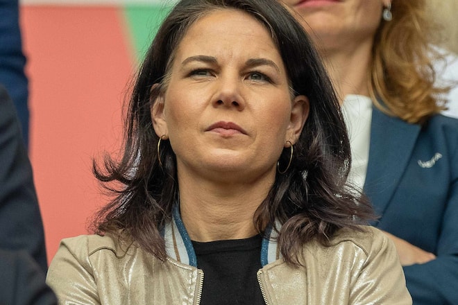 Bundesaussenministerin Annalena Baerbock bei der Vorrundenpartie Slowenien gegen Serbien in der Münchner Allianz Arena.