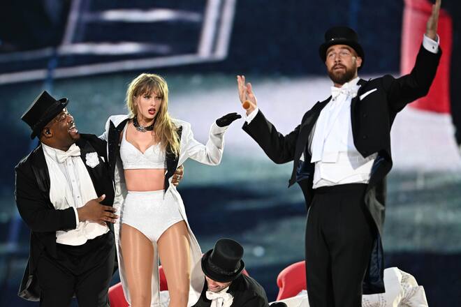 Taylor Swift mit ihrem Freund Travis Kelce (r.) auf der Bühne im Londoner Wembley-Stadion.