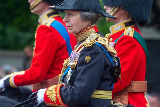 Prinzessin Anne hat an der traditionellen Parade «Trooping the Colour» zu Ehren des Geburtstages von König Charles III. am 15. Juni noch hoch zu Ross teilgenommen.