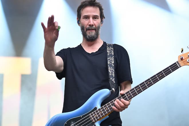 Kraftvolle Riffs und ein zaghafter Gruss: Hollywood-Grösse Keanu Reeves während seines Dogstar-Konzerts in Zagreb.