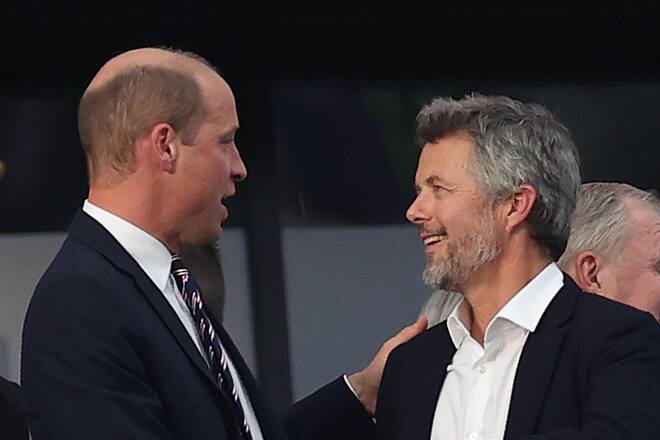 König Frederik (r.) und Prinz William begrüssen sich auf der Tribüne im Frankfurter Stadion.