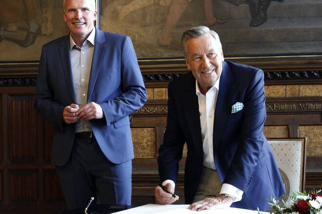 Roland Kaiser (re.) mit Erfurts Oberbürgermeister Andreas Bausewein und dem Goldenen Buch der Stadt