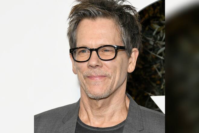 Kevin Bacon zieht blank.