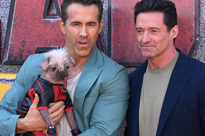 Peggy stiehlt Ryan Reynolds (l.) und Hugh Jackman die Show.