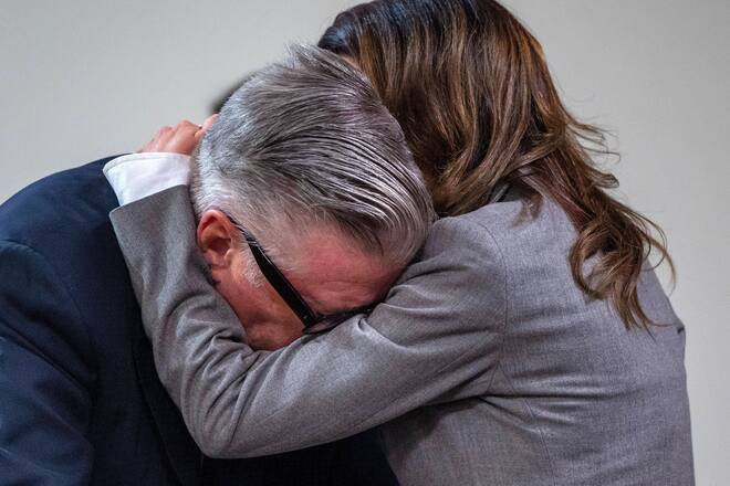 Nach dem Urteilsspruch lagen sich Alec Baldwin und Ehefrau Hilaria in den Armen.