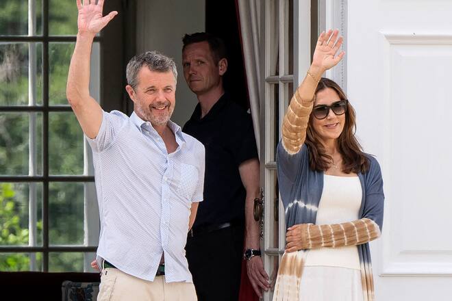 König Frederik X. von Dänemark und Königin Mary von Dänemark im Schlosshof ihrer Sommerresidenz.