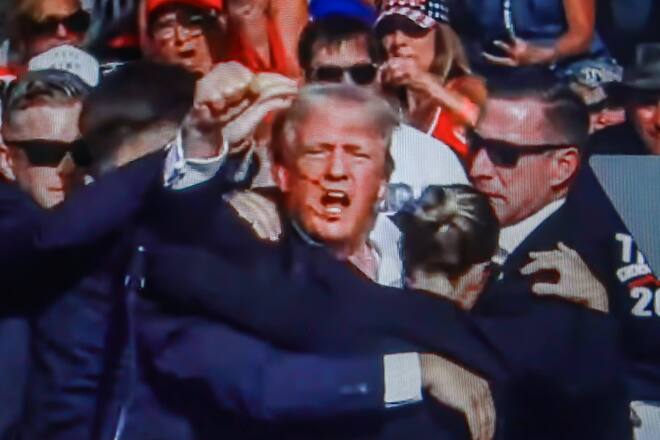 Donald Trump wird kurz nach den Schüssen verletzt von der Bühne geführt.