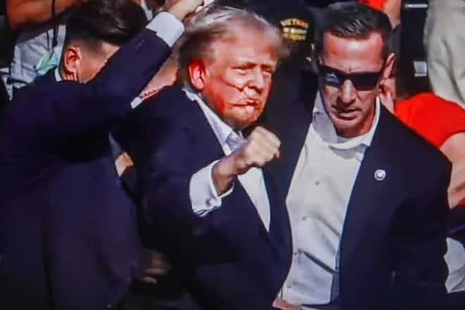 Donald Trump wenige Sekunden nach dem Attentat.