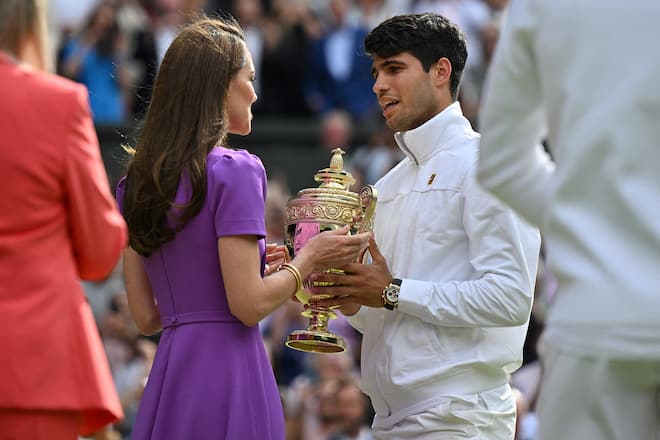 Prinzessin Kate überreicht die Wimbledon-Trophäe an Carlos Alcaraz.