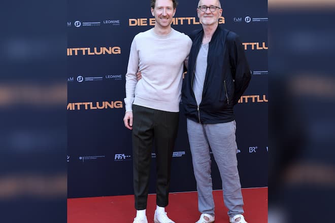 Louis Klamroth und sein Vater Peter Lohmeyer auf dem roten Teppich.