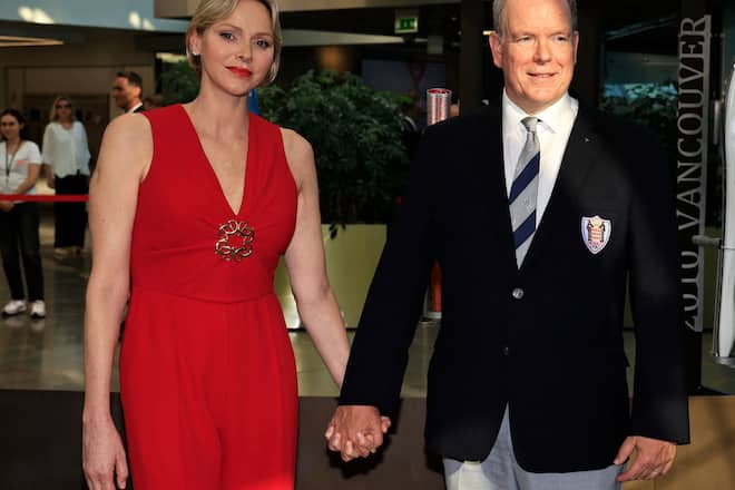 Fürstin Charlène und Fürst Albert II. kamen händchenhaltend zu einer Veranstaltung in Monaco.