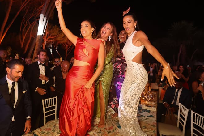 Eva Longoria feierte bei einer Gala in Marbella ausgelassen auf dem Tisch.