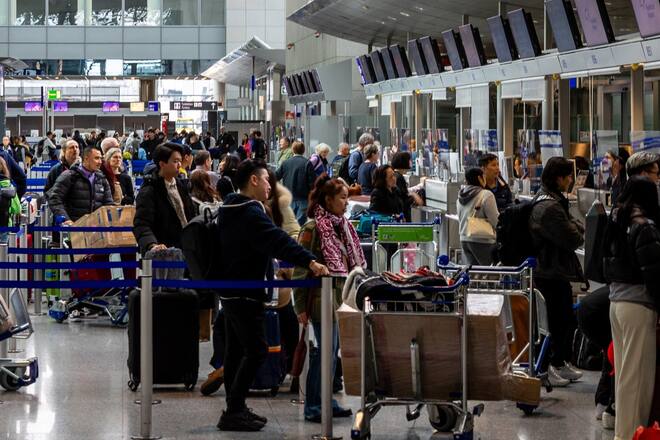 Hier anstellen? Am Flughafen kann es zu längeren Wartezeiten kommen.