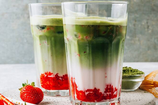 Erdbeer-Matcha-Latte gehört zu den Trendgetränken des Sommers.