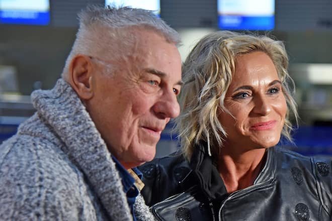 Heinz Hoenig wird von seiner Frau Annika Kärsten-Hoenig liebevoll umsorgt.