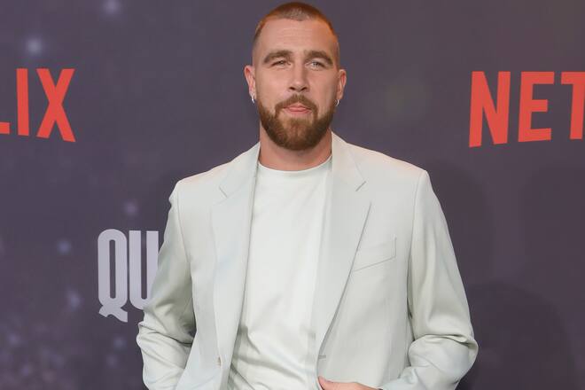 Travis Kelce hat als American-Football-Spieler und Podcast-Host Erfolg.