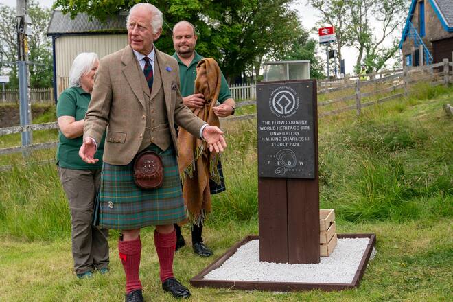 König Charles an der UNESCO-Welterbe-Tafel.