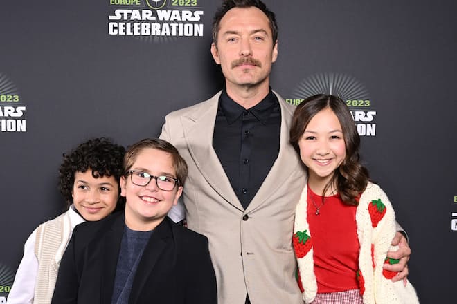 Jude Law mit drei seiner Kinder-Copiloten aus «Skeleton Crew».