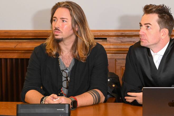 Gil Ofarim (l.) und sein Anwalt beim Auftakt des Prozesses am 7. November.