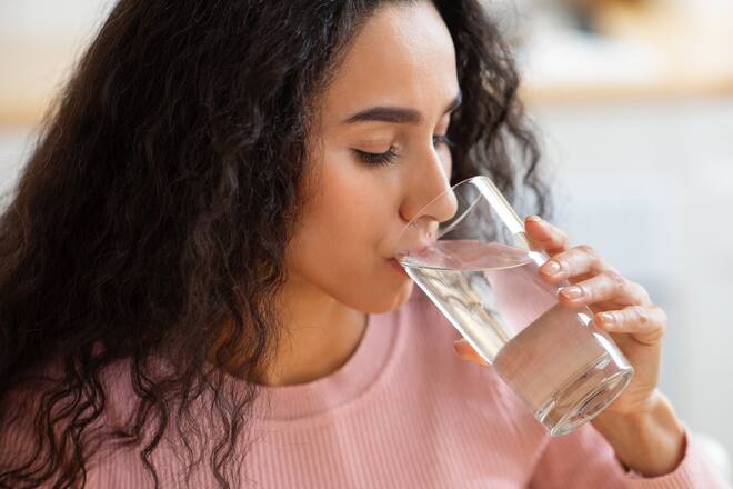 Durstgefühl ist meist das erste Signal unseres Körpers, dass es ihm an Flüssigkeit mangelt.