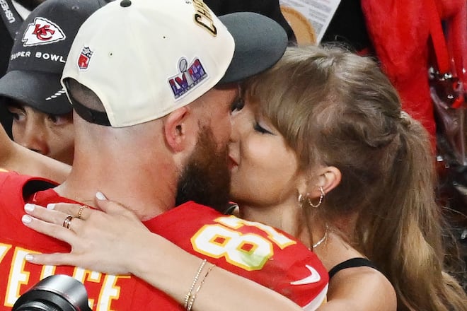 Taylor Swift gratuliert Travis Kelce zum Super-Bowl-Gewinn.