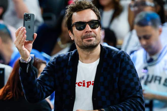 Jimmy Fallon besuchte am Wochenende die Olympischen Spiele in Paris - hier ist beim Basketball-Finale der Herren.