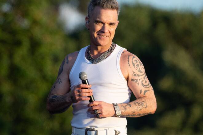 Robbie Williams freut sich auf neue Zähne.