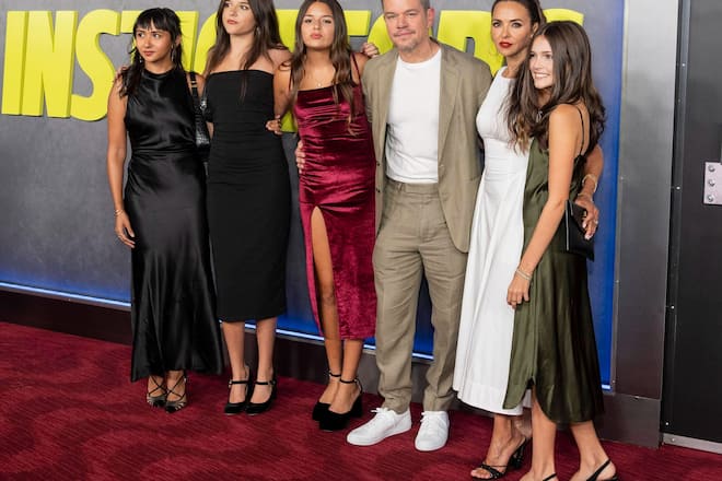 Alexia, Isabella, Gia, Matt Damon, Luciana und Stella (v.l.) auf dem roten Teppich der «The Instigators»-Premiere Ende Juli in New York City.