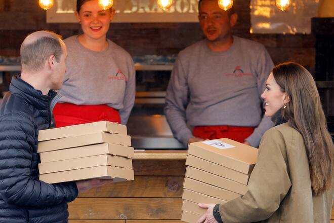 Prinz William (l.) und Prinzessin Kate (r.) kauften im April 2023 bei Peter Morris (2.v.r.) ein.