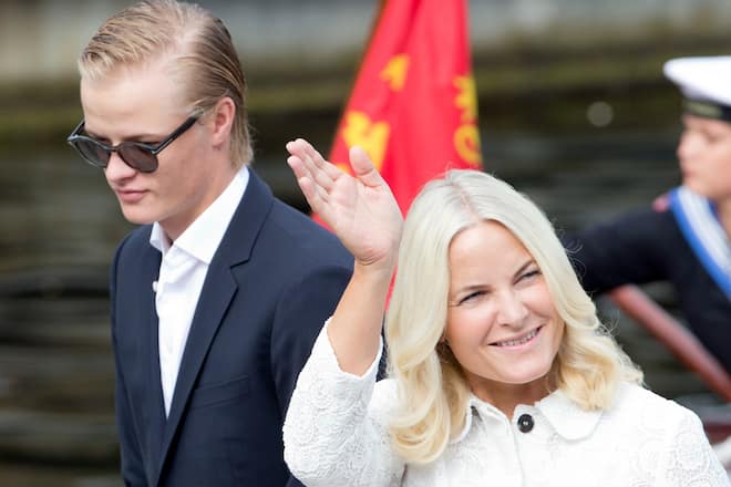 Marius Borg Høiby mit seiner Mutter Kronprinzessin Mette-Marit.