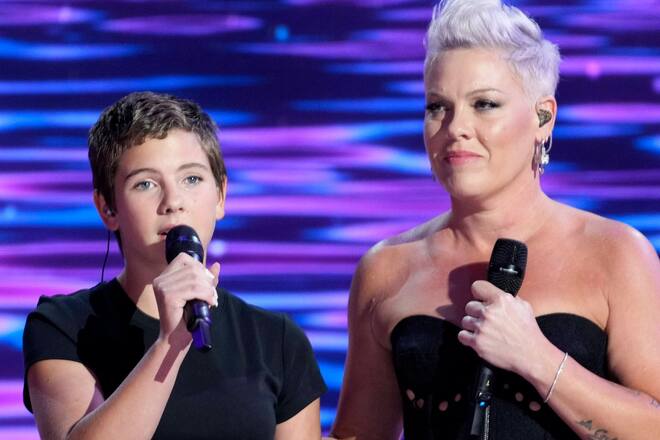 Willow Sage und Pink auf der Bühne der Demokraten.