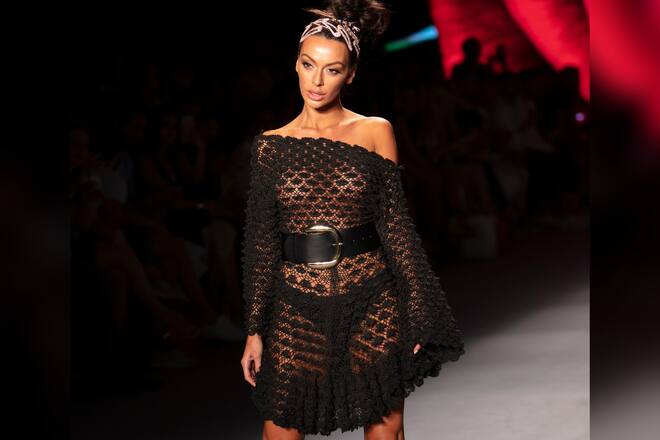 Gehäkelte Kleider sind die perfekte Ergänzung von Bikinis.