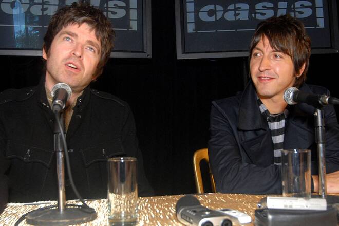 Gem Archer (r.) ersetzte 1999 Bonehead bei Oasis und spielte bis zur Trennung 2009 in Liam und Noel Gallaghers (l.) Band.