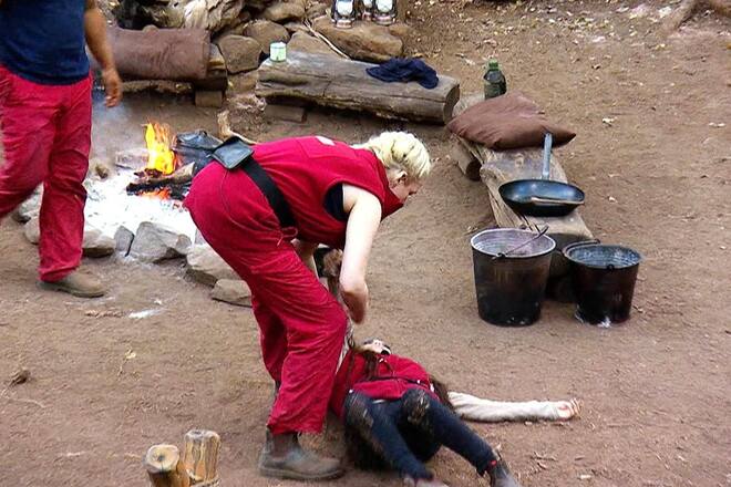 Kader Loth (r.) bricht im Dschungelcamp zusammen, Sarah Knappik eilt helfend herbei.
