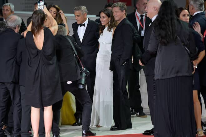 Brad Pitt und Ines de Ramon (in Weiss) zeigten sich am 1. September bei der Premiere von «Wolfs» in Venedig auf dem roten Teppich.