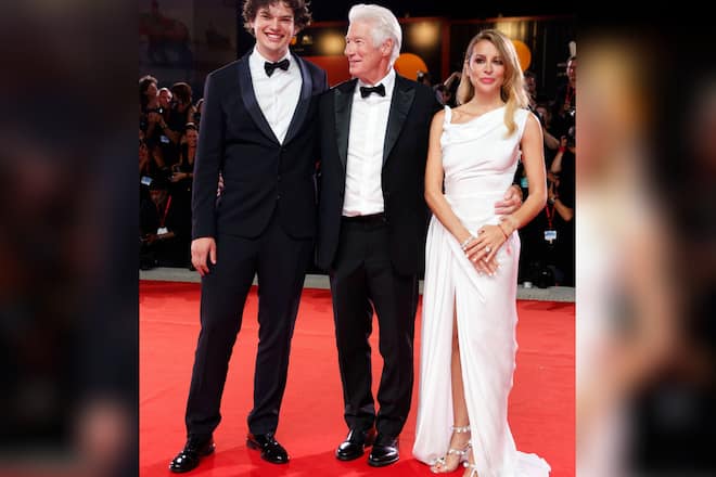 Richard Gere (Mitte) mit Sohn und Ehefrau auf der Filmpremiere von «Wolfs».