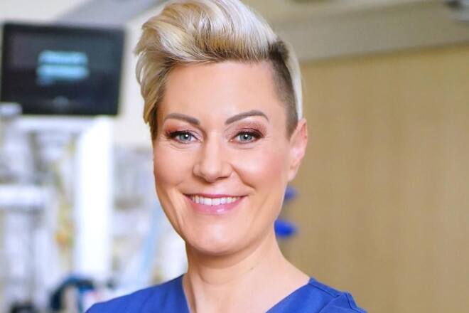 Notärztin Dr. Carola Holzner hat sich als «Doc Caro» mit Dokus, Podcasts und Büchern in der Medienbranche etabliert.