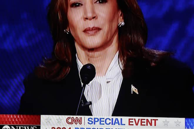 Kamala Harris trägt beim ersten TV-Duell mit Donald Trump Perlenohrringe mit Goldhalterung.
