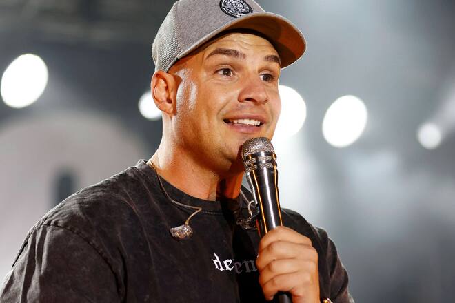 Pietro Lombardi nimmt an der neuen Amazon-Prime-Show «Licht aus» teil: Darin leben acht prominente Kandidaten 120 Stunden in kompletter Dunkelheit.