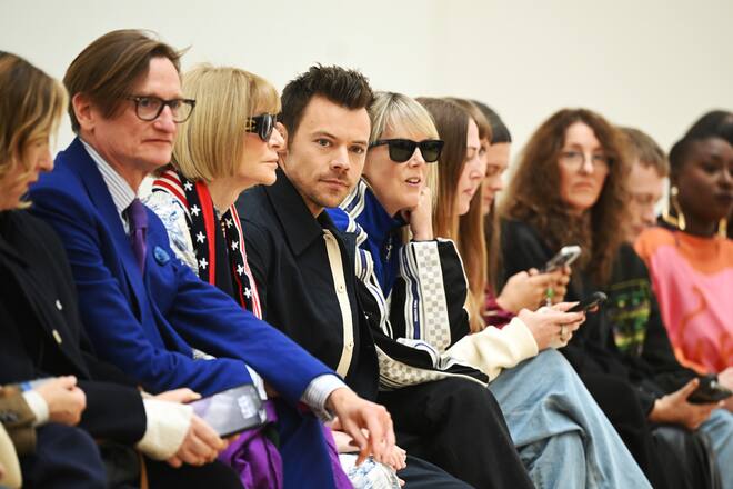Harry Styles (4.v.l.) und Anna Wintour (3.v.l.) bei der Show der London Fashion Week.