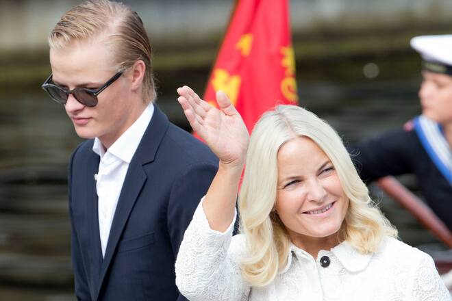 Marius Borg Høiby mit seiner Mutter Kronprinzessin Mette-Marit.