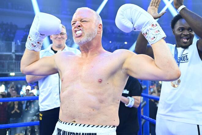 Stefan Raab gab sich vor dem von RTL übertragenen Boxkampf siegessicher und liess seine Muskeln spielen. Sein Trainer Nelvie Tiafack (r.) jubelte im Ring mit.