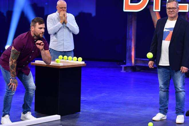 In der ersten Ausgabe von «Du gewinnst hier nicht die Million bei Stefan Raab» trat zunächst Kandidat Oliver Buse (v.l.) gegen Stefan Raab unter den Augen von Elton an. Die Show läuft mittwochs ab 20.10 Uhr bei RTL+.