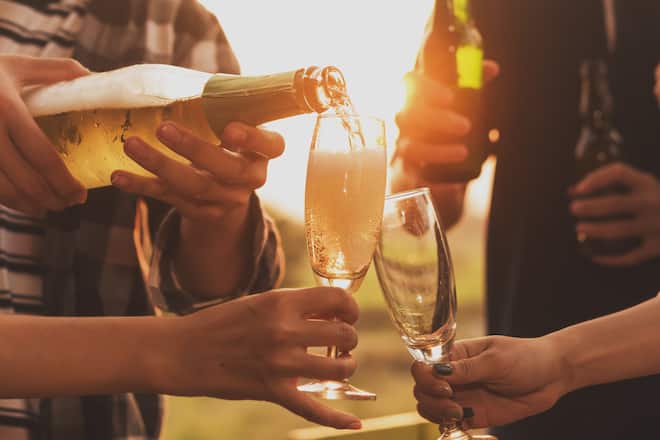 In Begleitung von ihren Eltern oder anderen Sorgeberechtigten dürfen Jugendliche bereits ab 14 Jahren legal Alkohol trinken.