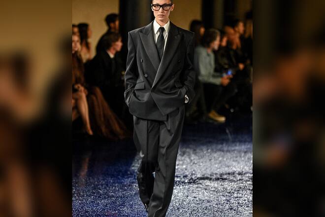 Bella Hadid auf den Laufsteg der Paris Fashion Week.