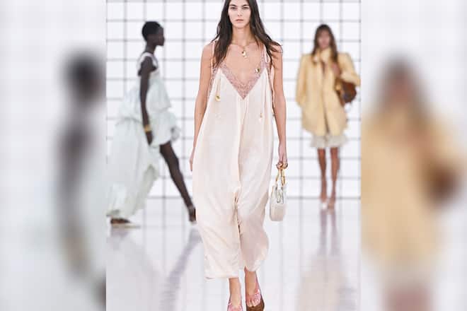 Vittoria Ceretti im cremefarbenen Slipdress bei der Chloé-Fashion-Show für Frühjahr und Sommer 2025 in Paris.