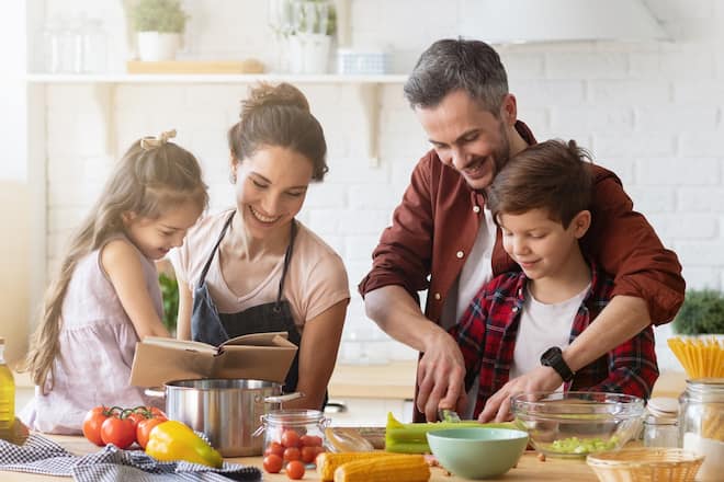 Gemeinsamen Kochen und Essen kann helfen, Stress innerhalb der Familie zu reduzieren