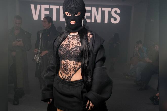 Camila Cabello mit Skimaske in Paris.